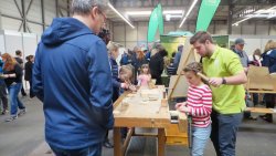 Action beim Schnitzen